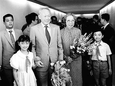 新加坡，左右爲難!