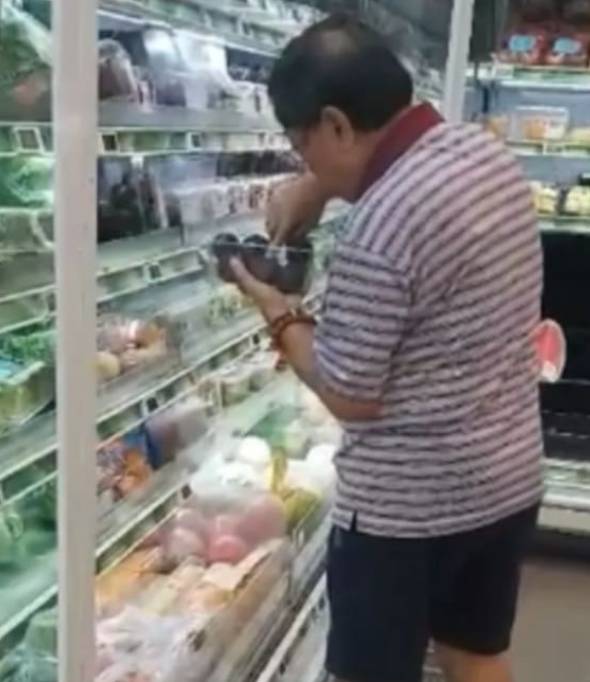 疫情严峻时刻，这名大叔却在超市打开包装盒挑李子