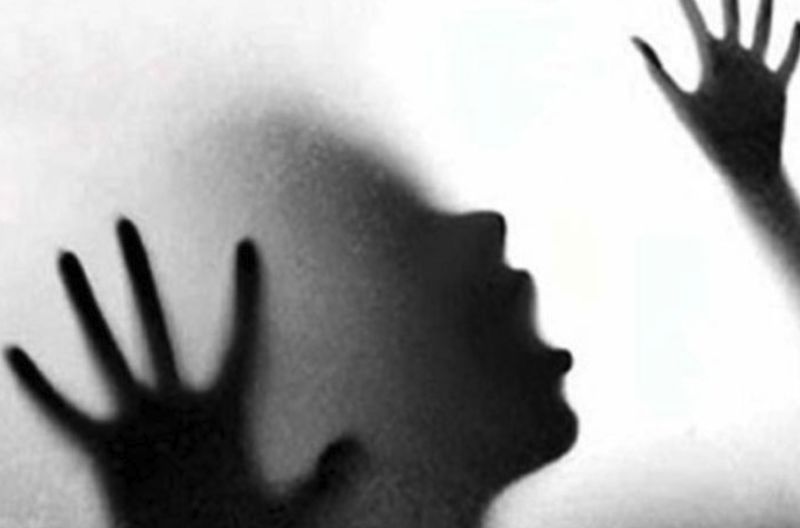 色胆包天男教师，妄想花100多新币当女学生的“干爹”！甚至…