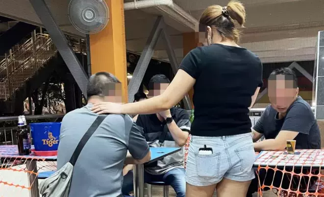 泰国美女街头无“罩”半裸卖煎饼！新加坡也出现过