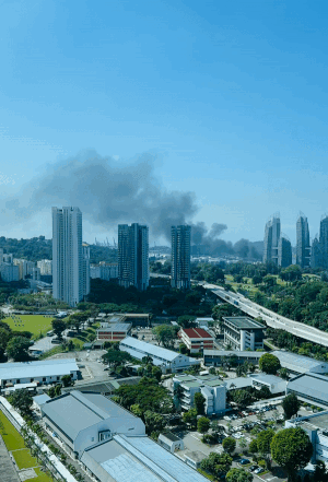 新加坡南部豪宅区突发大火!海边浓烟滚滚,船都烧焦了