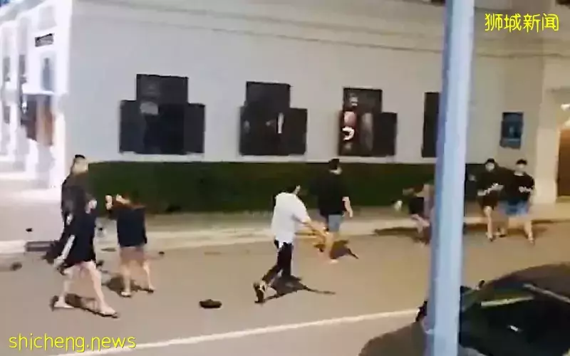 10男女当街混战 大只佬疑挥武器