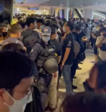 實拍!新加坡濱海灣金沙和烏節路人山人海,因爲它!有人暈倒、對警察喊:拿槍射我啊