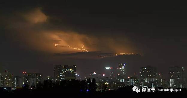 周末连两天狂风暴雨，“闪电之都”新加坡实至名归