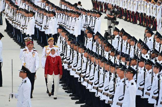 国小心不小！新加坡大阅兵，F15、豹2坦克，展示东南亚最强武备