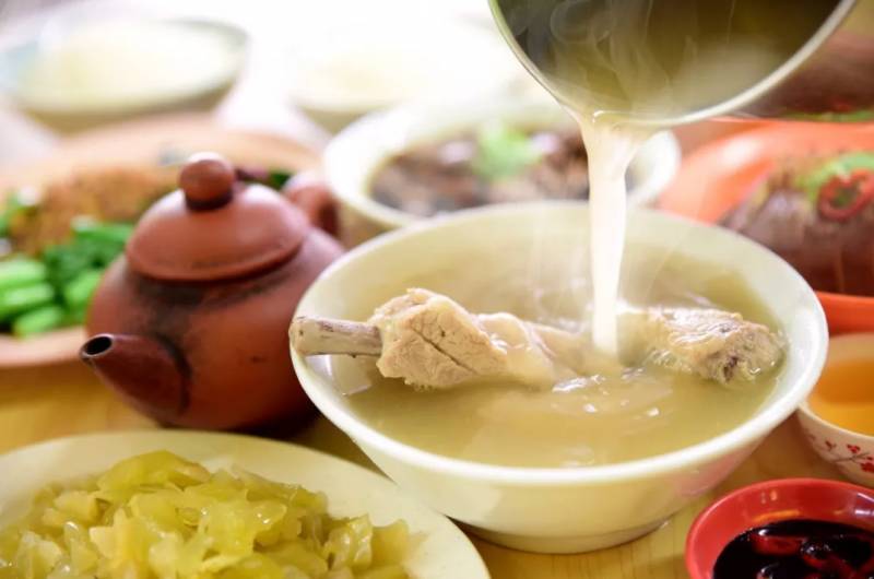 玩轉獅城風味!享譽世界的新加坡肉骨茶,究竟有多美味