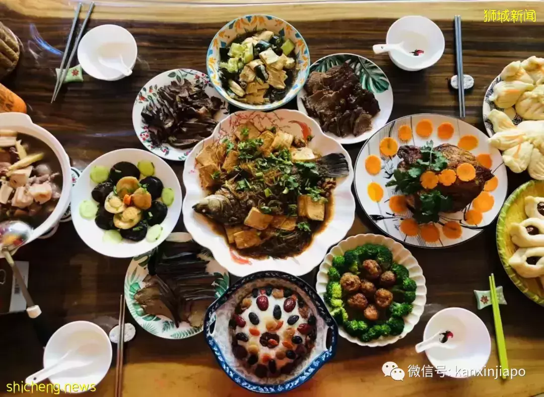 “两年多没回家了,我在新加坡挺好的,还给自己做了年夜饭,爸妈别惦记...”