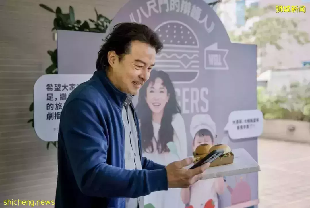 他們千裏奔赴中國,新加坡男明星感動大呼:好想買機票飛回家