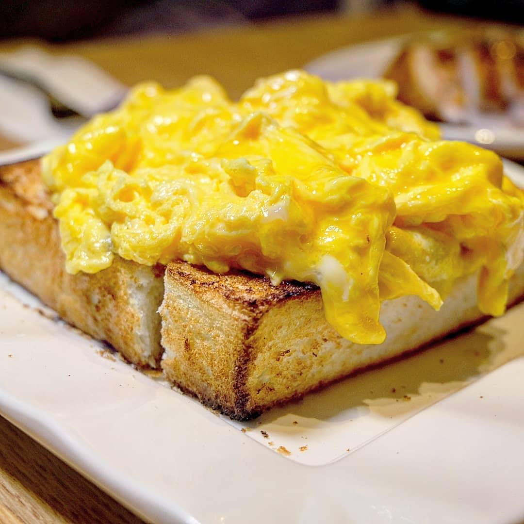 幸福的“港”覺😋 排長龍的“So Good茶餐廳”每日都有特價套餐！酥到掉渣的菠蘿油、奶油脆豬來啰🤤