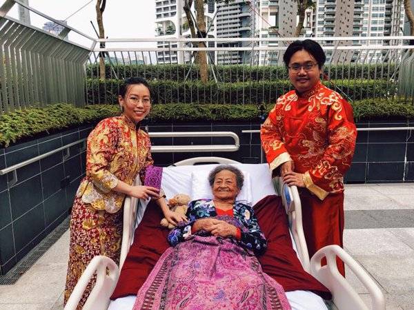 88岁婆婆病危 孙女结婚医院敬茶