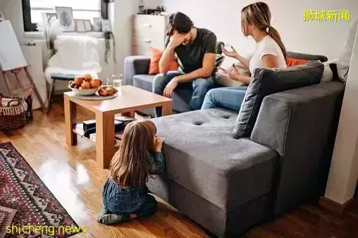 发现被“绿”后，这个新加坡男子竟翻拍老婆手机，公开性爱照