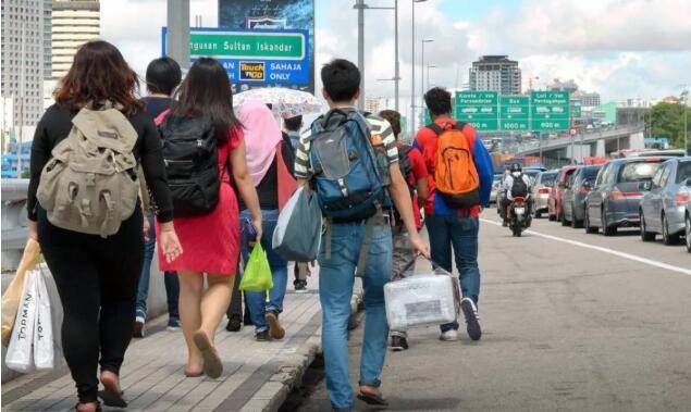 面對高達3000新元的隔離費,他們選擇在新加坡過年