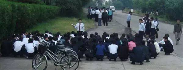 法國女生做這個動作侮辱華人，在新加坡被炮轟！亞洲蹲，一個碾壓歐美的姿勢