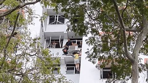 太惊险了！新加坡一名妇女组屋外墙上演“蜘蛛侠”