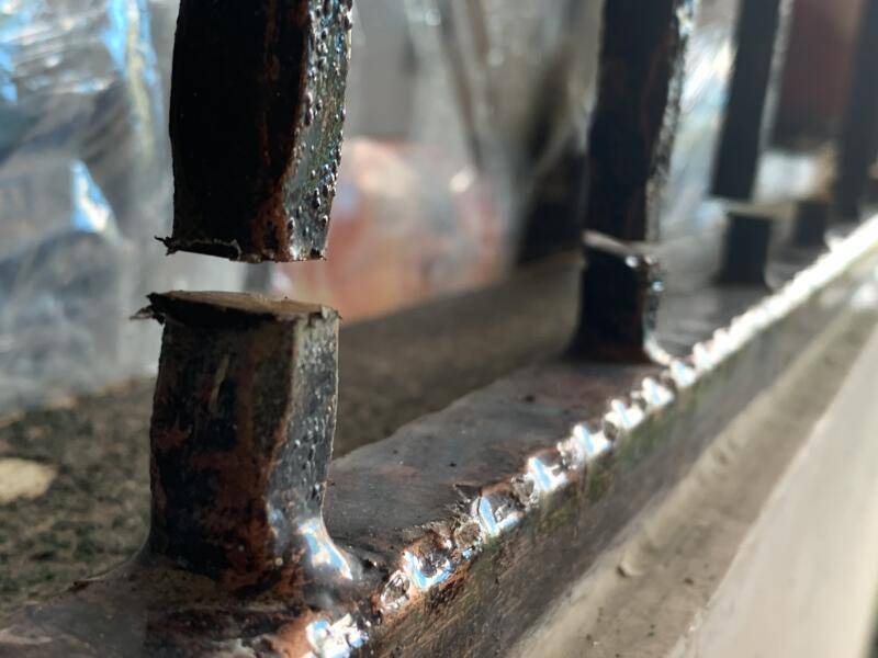 欠16个月租霸屋不搬 房东怒锯铁门赶租客