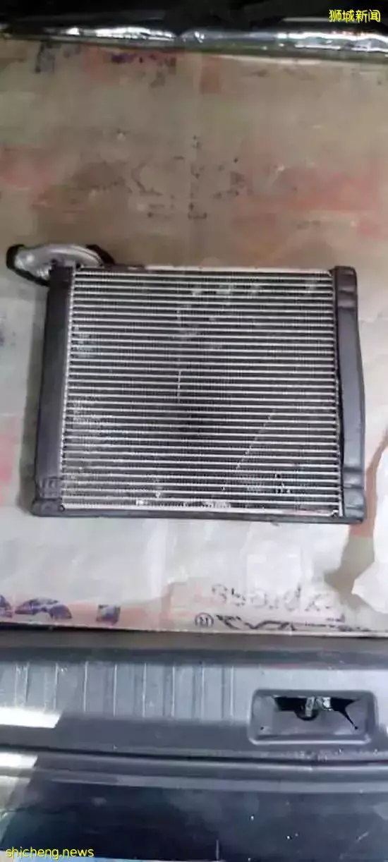 氣炸！不滿冷氣修不好 車擋修車行大門