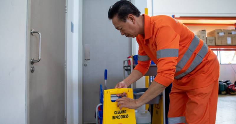 争议!新加坡议员提法定最低月薪$1300,到底能不能养活一家