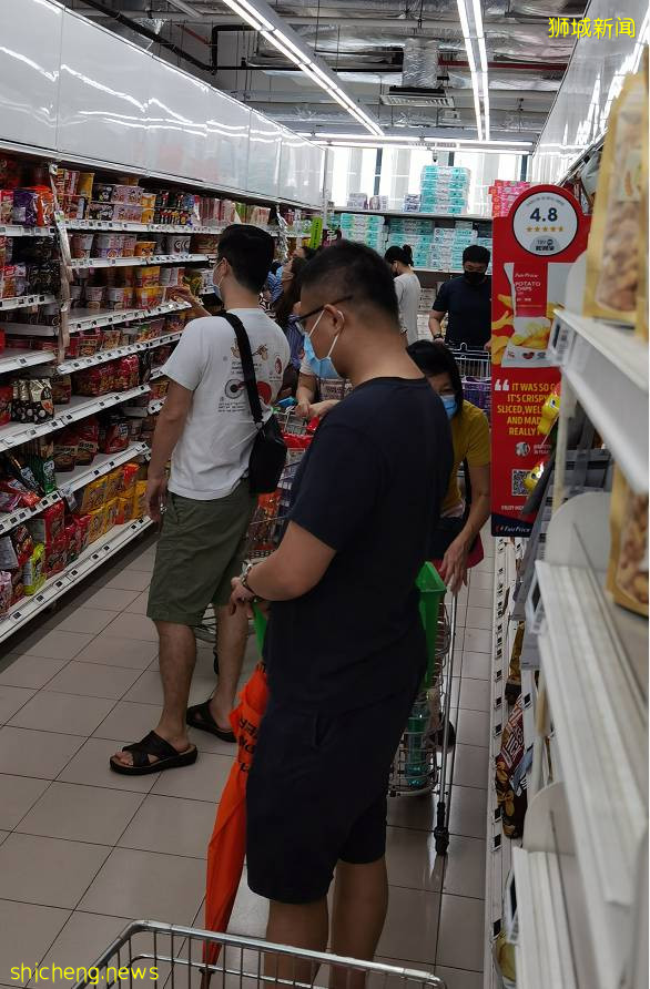 新加坡部分超市又被瘋搶！部長發聲讓穩住