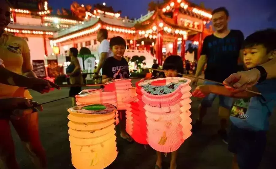 新加坡過年比中國還熱鬧！搶頭香、換新鈔、送橘子……你還知道哪些習俗