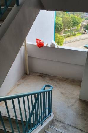 甜点挂门口让顾客自取   竟被偷吃乱丢弃