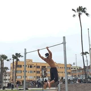 新加坡健身小哥沟渠栏杆练腹肌,网友大赞创意十足