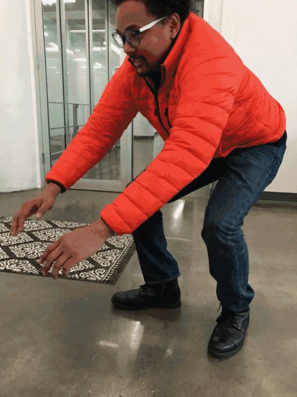 法國女生做這個動作侮辱華人，在新加坡被炮轟！亞洲蹲，一個碾壓歐美的姿勢