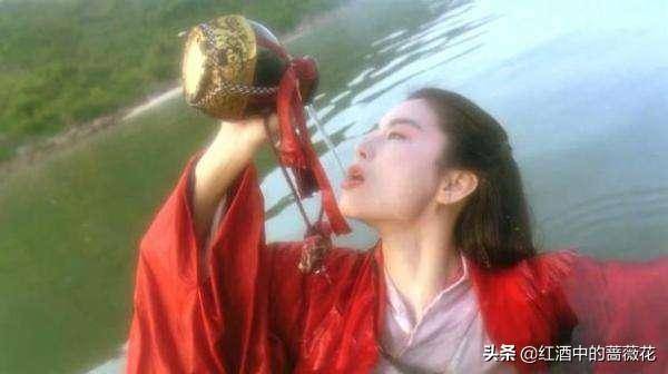 出生于中国，18岁移民新加坡，饰演白玉川让其名垂影视反串史