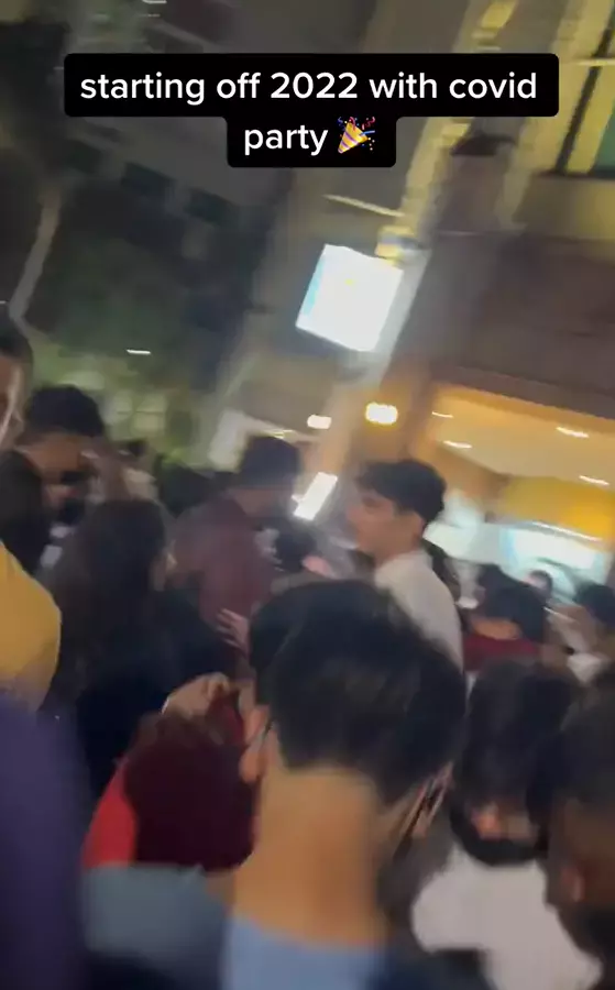 酷航空姐和洋人在飞机上大开派对？上身赤裸、不戴口罩还喝酒