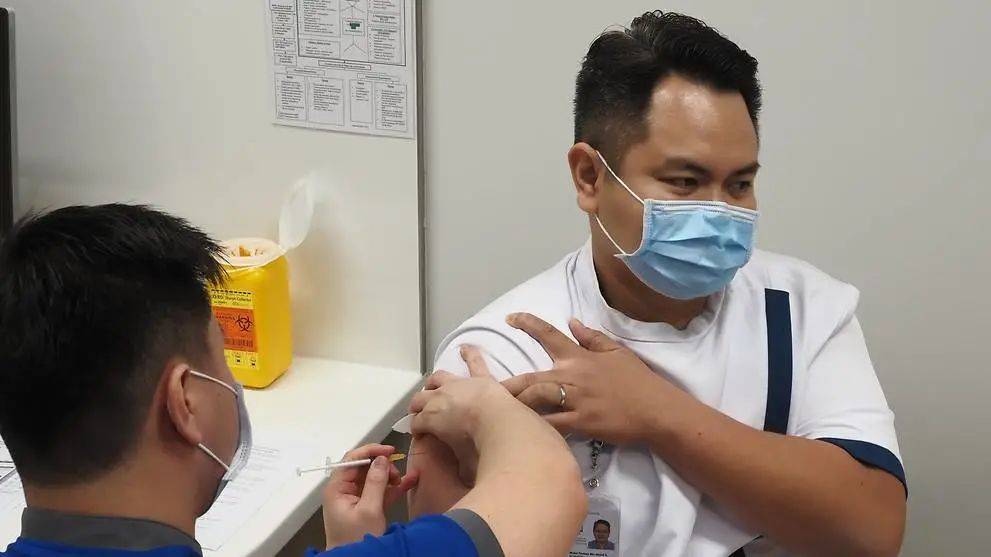 40名国家传染病中心的前线医护人员于前天接种冠病疫苗,成为新加坡首批疫苗接种人员