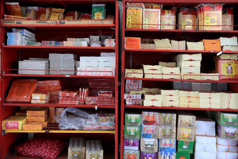 新加坡居然有設在有地私宅區、地下防空壕的老牌雜貨店,你見識過嗎