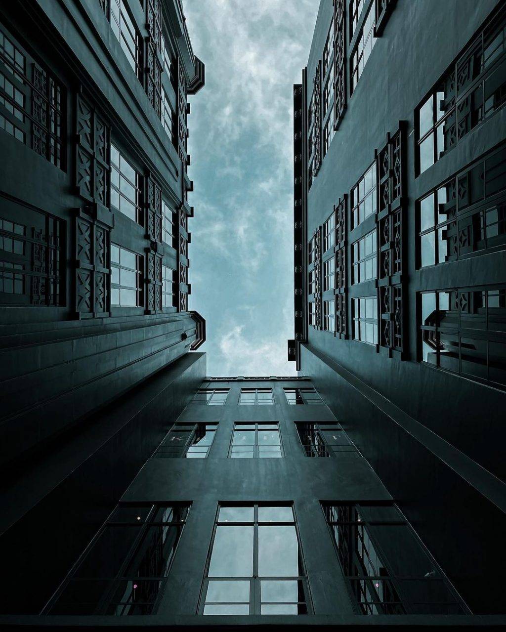 神秘魔幻黑暗大樓🏛內藏Alchemist咖啡館☕低調奢華風格、手作咖啡面包,承包你的早午餐🖤