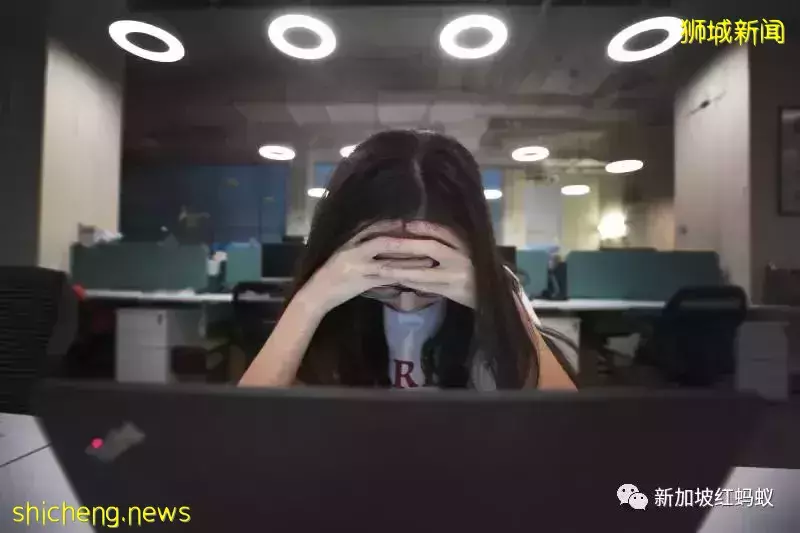 超过半数新加坡雇员疫情期间需加班 中层管理人员最惨工时最长
