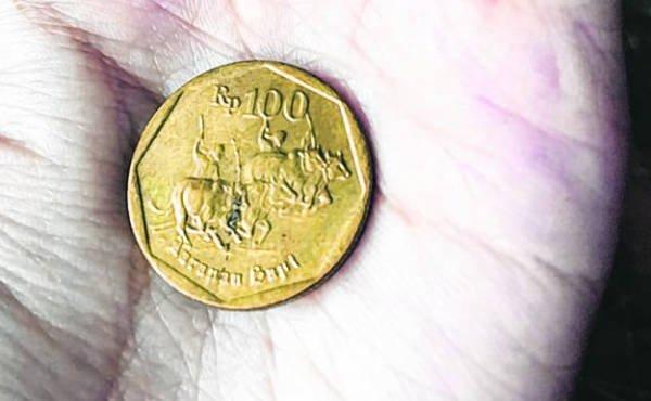 硬币解锁偷看女生如厕 男子判监10周