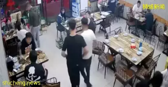 “唐山打人事件”出國了？！新加坡：還能發生這樣的事