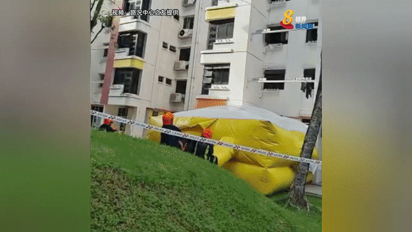 “我在大巴窑看到了有人闹跳楼,警察和民防部队出动,铺安全气囊!”