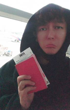 赖宇涵机场被怀疑贩毒  脱剩内裤搜身  警察面前验尿