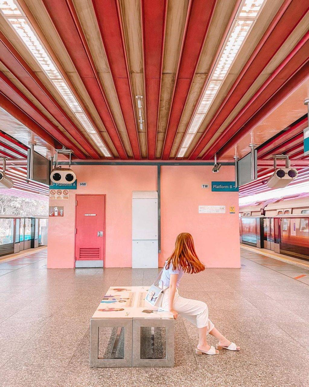 拿出手机猛拍一顿✨新加坡必打卡地铁站🚇糖果色系、暗黑风格，分分钟拍摄出酷炫照片📷 