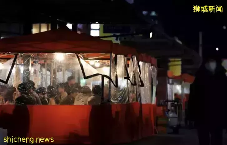 韩国失控!“共存”45天后紧急叫停!新加坡现24例奥密克戎,张文宏预测明年恢复正常生活