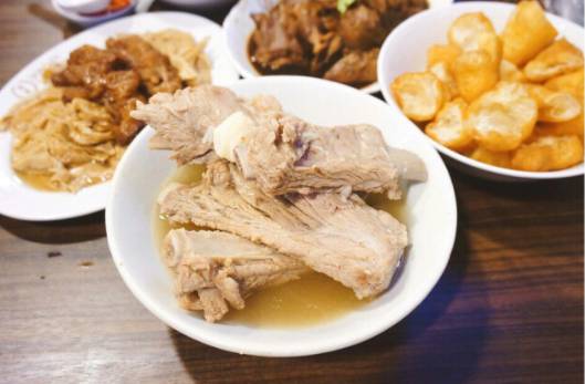 玩轉獅城風味!享譽世界的新加坡肉骨茶,究竟有多美味