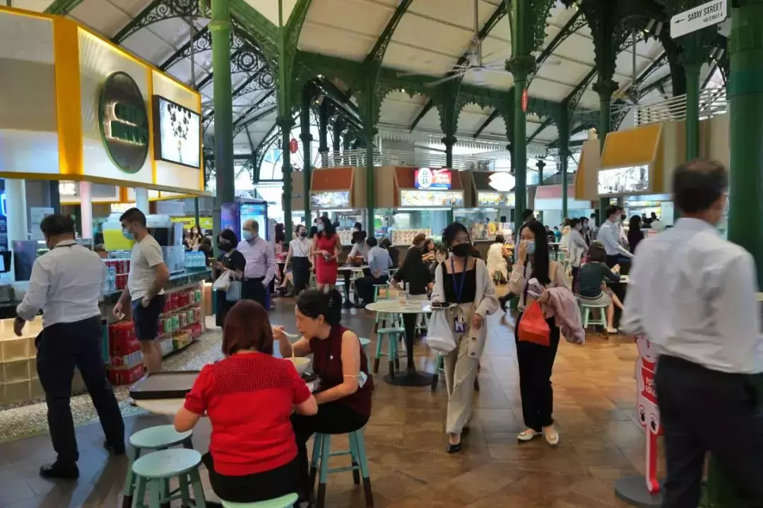 新加坡更多员工返回公司首日,市区饭点大排长龙