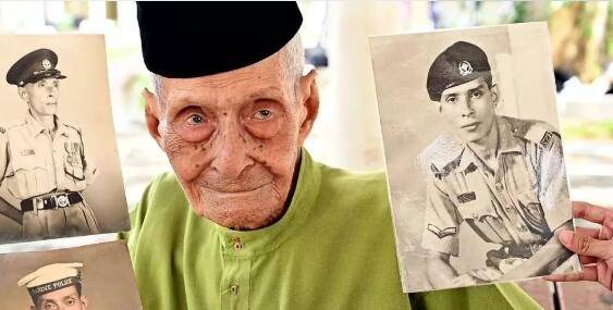 新加坡輔警把口罩彈回違規男子臉上,網友怒贊:夠爺們