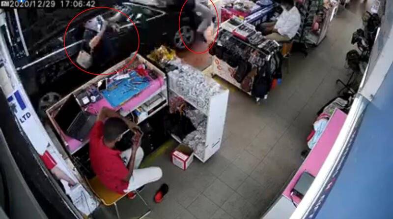 宝马失控撞路人 一撞入店屋 一撞飞摔地