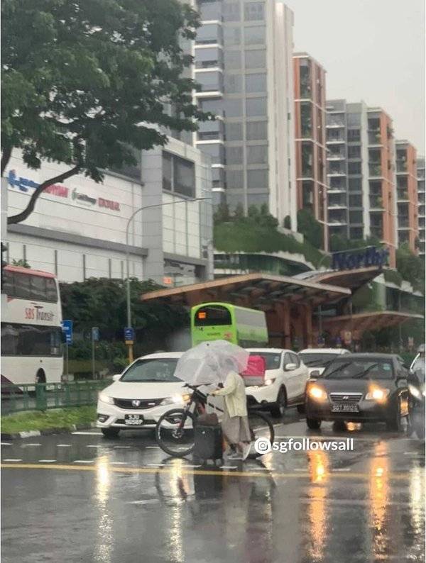 送餐员雨天送暖 撑伞扶阿嬷过马路