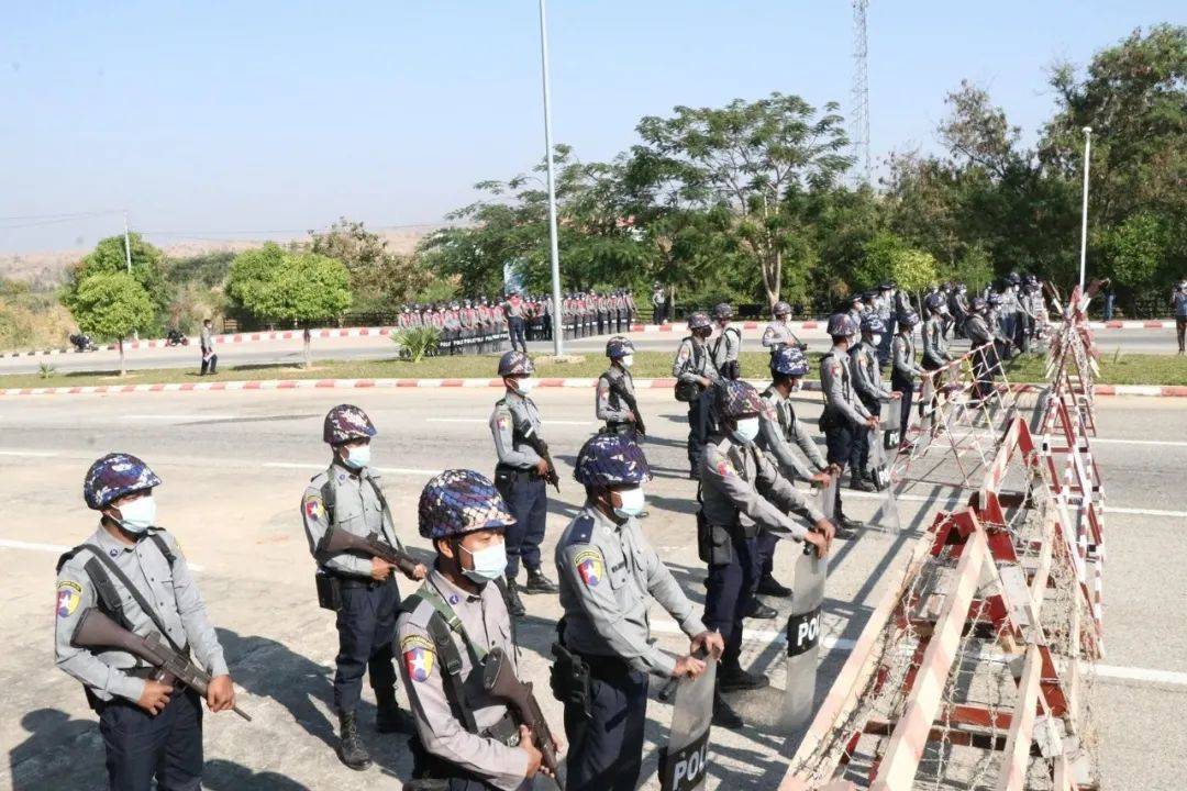 缅甸进入紧急状态!深夜扣押领袖,掐断电视信号!新加坡外交部提醒注意安全