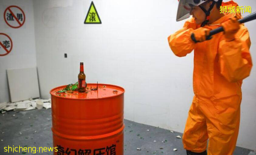 新加坡当代年轻人解压实录!花钱、聊天、上网、虐自己