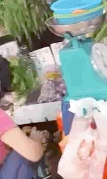 這名新加坡賣菜阿姨竟然在衆目睽睽之下,給蔬菜噴殺蟲劑