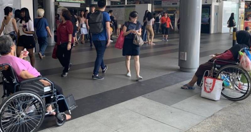 地铁站卖纸巾阿叔阿嫲勾心斗角！10米之内高达5位卖纸巾的