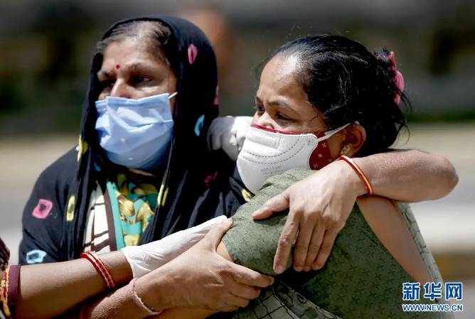 印度疫情失控，公園變焚屍台，大量富豪連夜逃離！包括進新加坡