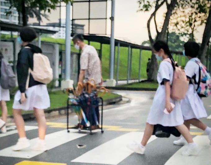不让学生淋雨 南华中学校务经理雨天供伞