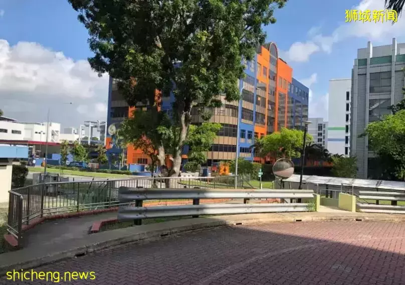 新加坡“情人梯”遭吐槽,直接拆了当“轮椅道”